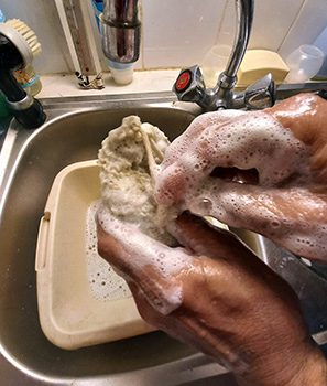 Indispensable en cuisine ou dans la Salle de Bain, le Sac à Savon