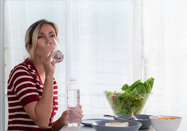 Boire avant le repas : dans quels cas cela peut avoir du sens ?