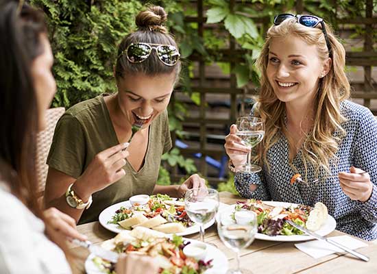 Boire pendant le repas : ce que l’on sait