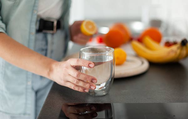 Boire après le repas : intérêt, limites et habitudes