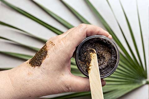 Le Marc de Café est aussi un exfoliant doux