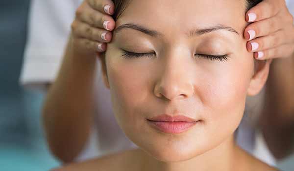 Gestes, massage et ingrédients : entre tradition réelle et emballage marketing